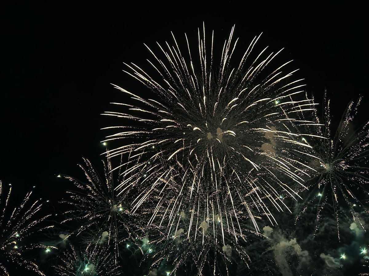 junka_65's tweet photo. 宇品の花火大会、初めて桟敷席で見ました✨
すごい迫力だったー
来年は9月の第4土曜日に開催されるとかで、夏の始まりの花火大会も、夏の終わりの花火大会に変わるんだな、と。
とはいえ、ここ最近は夏の始まりとは思えない暑さ。 https://t.co/J6Ekr19hBC