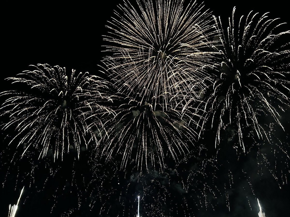 junka_65's tweet photo. 宇品の花火大会、初めて桟敷席で見ました✨
すごい迫力だったー
来年は9月の第4土曜日に開催されるとかで、夏の始まりの花火大会も、夏の終わりの花火大会に変わるんだな、と。
とはいえ、ここ最近は夏の始まりとは思えない暑さ。 https://t.co/J6Ekr19hBC