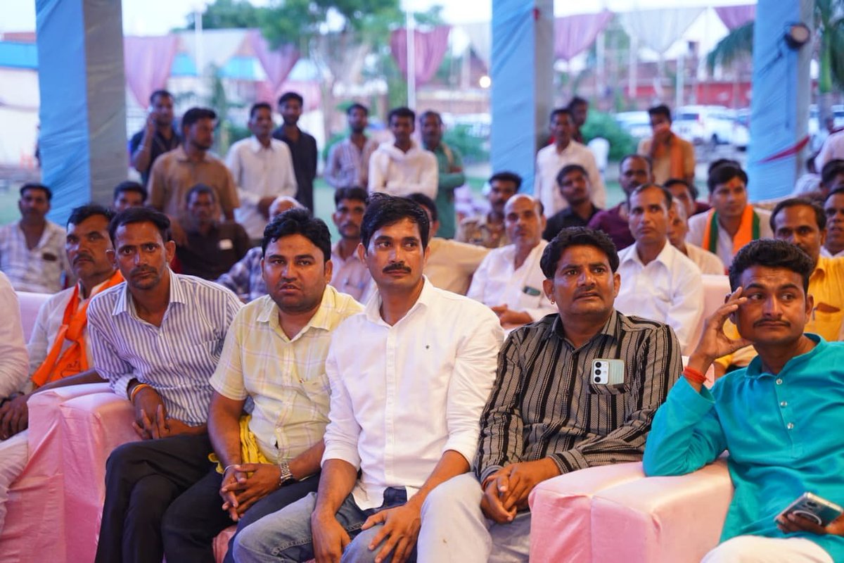 DrMohanYadav51's tweet photo. भाजपा के कार्यकर्ता ही पार्टी की रीढ़ हैं और यहाँ प्रत्येक कार्यकर्ता को अवसर मिलता है…

आज दतिया उपचुनाव कार्यालय में @BJP4MP के माननीय प्रदेश अध्यक्ष श्री @Hkhandelwal1964 जी के साथ प्रबुद्धजन और नगरीय एवं ग्रामीण मंडलों के कार्यकर्ता सम्मेलन में भाजपा प्रत्याशी श्री @Ashutosh4BJP जी को ऐतिहासिक मतों से विजयी बनाने की अपील की।

भाजपा संगठन और सरकार 'सबका साथ, सबका विकास, सबका विश्वास और सबका प्रयास' के मंत्र पर चलते हुए समाज के सभी वर्गों के कल्याण और उनके सशक्तिकरण के लिए पूर्ण प्रतिबद्धता के साथ कार्य कर रही है।