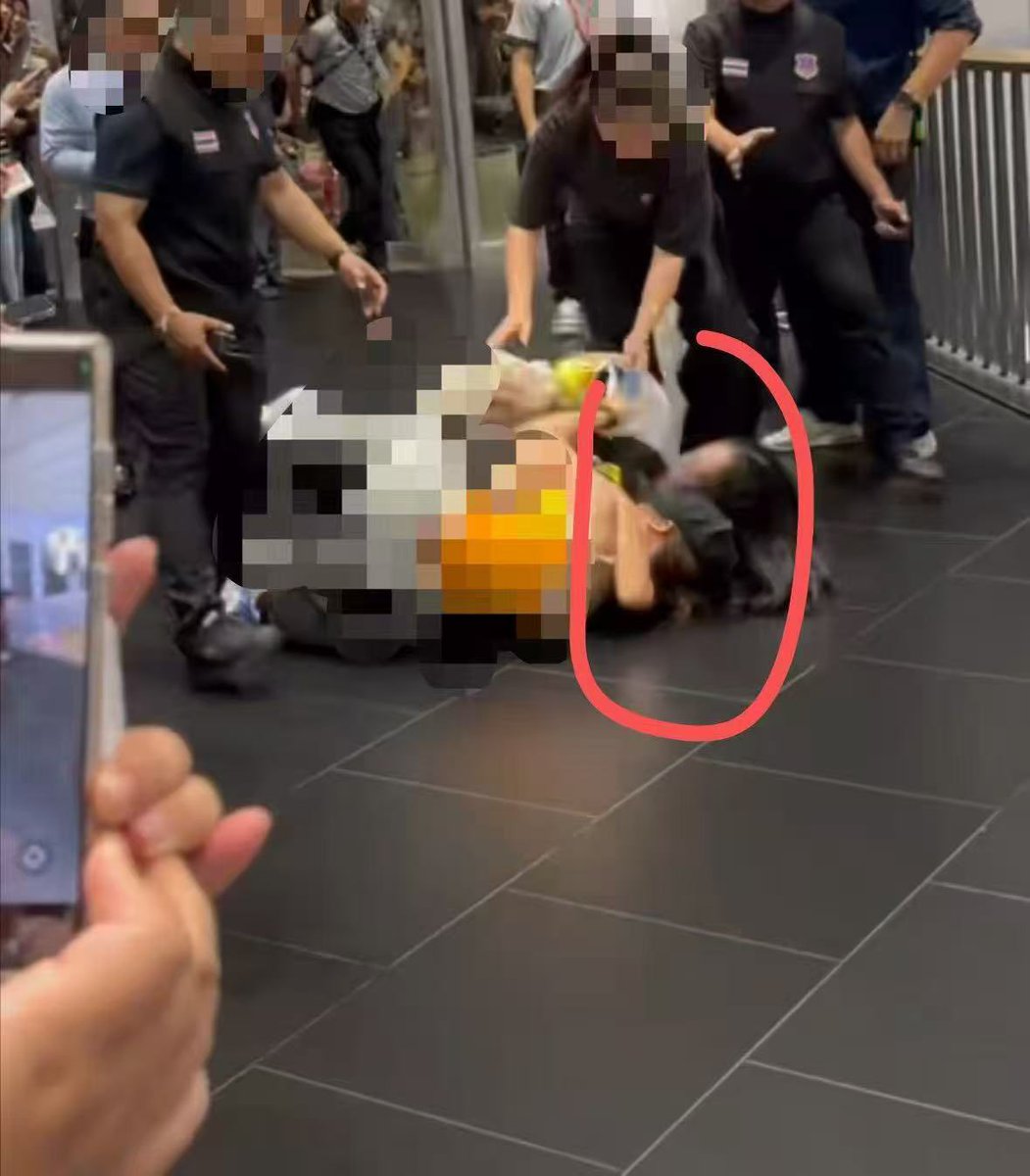 Rewindindream's tweet photo. To anyone who still defends this kind of violence — go straight to hell. Chinese fans spent a lot of money on your company's artists, but ended up being assaulted by the staff. I demand an official apology from GMMTV
#งานมหกรรมนิยายนานาชาติ2026xGMMTV
#StopViolenceAgainstFans https://t.co/Q3qUszAYpu