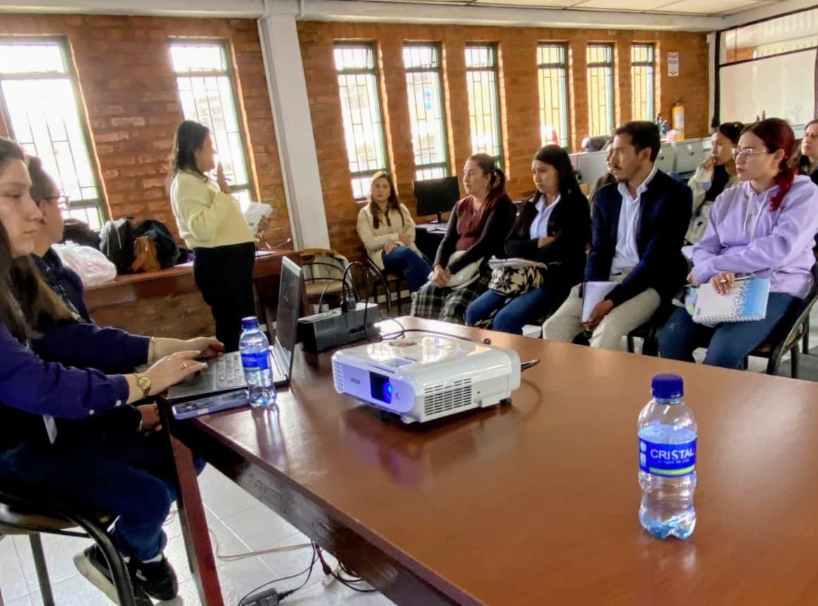 SecEducaCundi's tweet photo. 📚✨ ¡Fortalecemos la convivencia escolar en Cundinamarca! Llegamos a la provincia de Ubaté para reunirnos con rectores y orientadores de instituciones educativas no oficiales, fortaleciendo capacidades en torno al Sistema Nacional de Convivencia Escolar. https://t.co/75pILGnRqX
