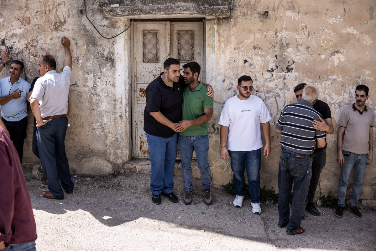 AJEnglish's tweet photo. Palestinians mourn the loss of loved ones killed by Israeli forces in Tal.

🔴 LIVE updates: https://t.co/LPeJuvMjMF https://t.co/JjCa9j1LfV