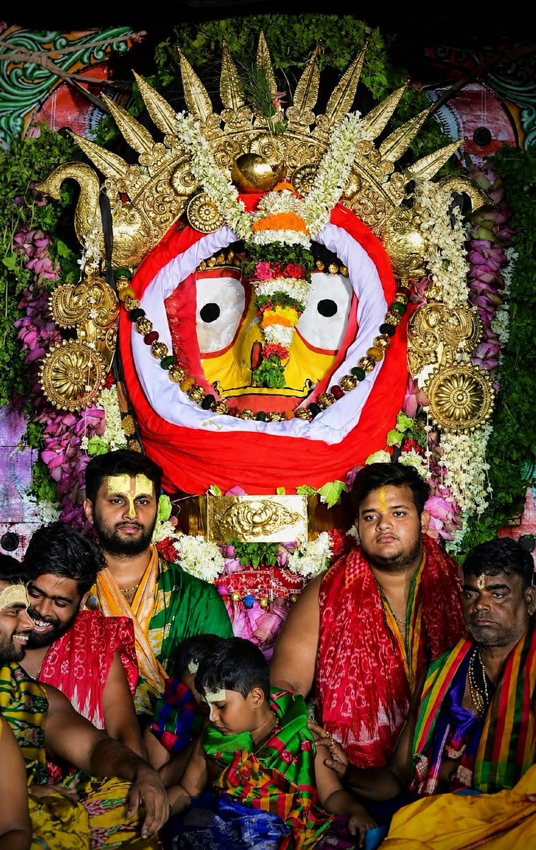 SiddharthDas_11's tweet photo. ଆଜି ପବିତ୍ର ଆଷାଢ଼ ଶୁକ୍ଳ ଏକାଦଶୀ ତିଥିରେ ସିଂହଦ୍ଵାର ସମ୍ମୁଖରେ ସୁନାବେଶରେ ମହାପ୍ରଭୁ ଶ୍ରୀ ଜଗନ୍ନାଥ, ବଡ଼ଠାକୁର ଶ୍ରୀ ବଳଭଦ୍ର ଓ ଦେବୀ ସୁଭଦ୍ରାଙ୍କ ଦିବ୍ୟ ଦର୍ଶନ।🙏
ମହାପ୍ରଭୁ କଲ୍ୟାଣ କରନ୍ତୁ। ଜୟ ଜଗନ୍ନାଥ🙏
#JaiJagannatha #SunaBesha #RathYatra #Puri #Odisha #India https://t.co/BYOXj5whCh