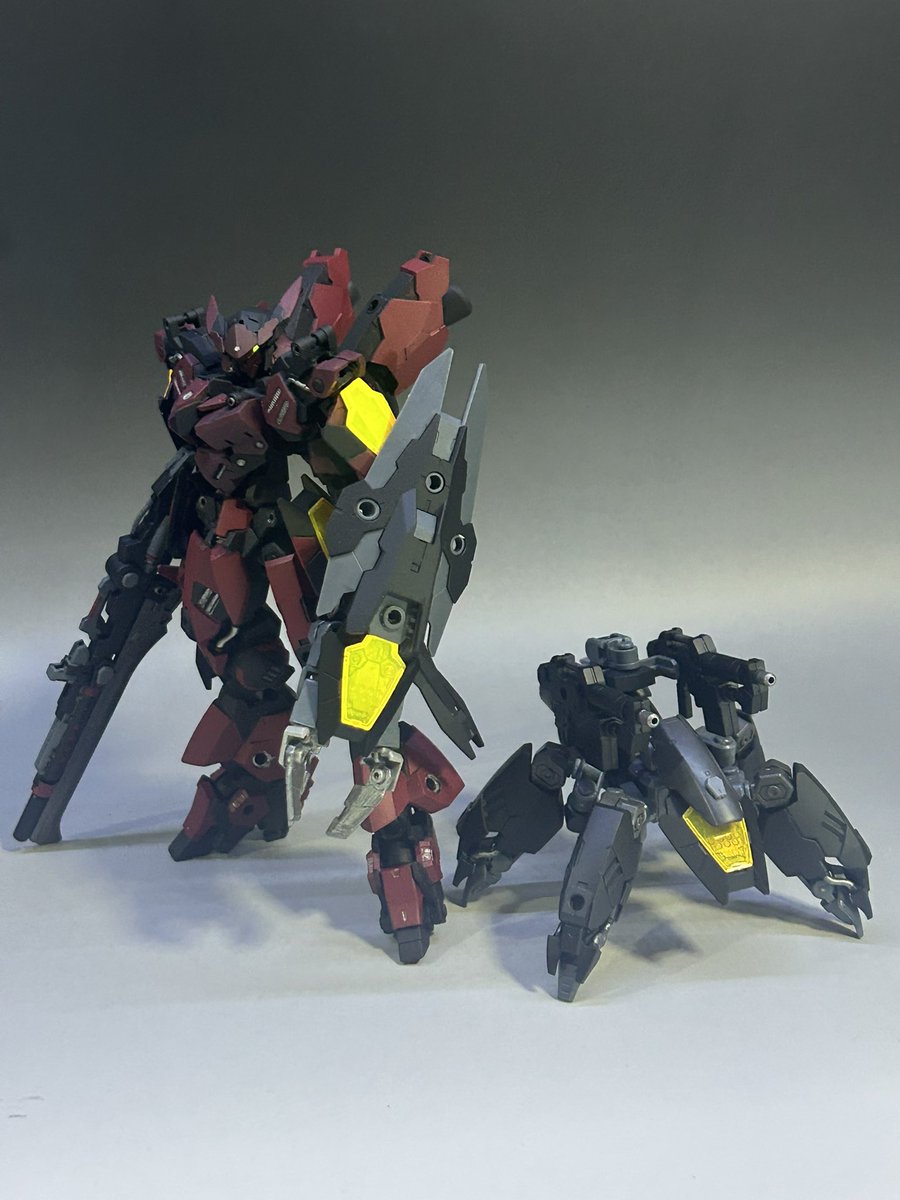 ruin_scarlet0's tweet photo. ノヴァ・アルヴェ&amp;アラクノス・S

シュトゥルムヴォルフ所属のEXM
BJ工房製のヴァンパイア型として試験的に作られた新型機ノヴァルヴのカスタム機
同工房の技術が詰め込まれており、さらにサポート機のEXBであるアラクノスへの司令権をもち、連携しながら戦場を駆ける

#30MMCM2026 
#30MMBF https://t.co/fNQ7AgEXm3