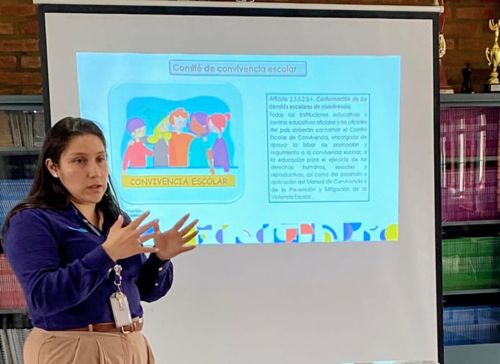 SecEducaCundi's tweet photo. Desde la Secretaría de Educación de Cundinamarca seguimos llegando a los territorios, articulando esfuerzos con las instituciones educativas para consolidar entornos protectores, participativos y seguros para niñas, niños y adolescentes. https://t.co/rrNbB8oSrl