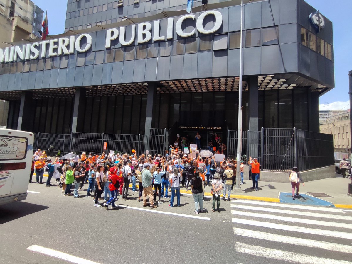 RobertLobo_'s tweet photo. #AHORA Proteccionistas de animales y sociedad civil realizan 'plantón' en la Av. Urdaneta, a la altura de la plaza La Candelaria, para exigir justicia por el asesinato de 'Mariposa", perrita q había sido rescatada de entre los escombros en La Guaira, y fue asesinada a palazos... https://t.co/OKa4AuSXmp
