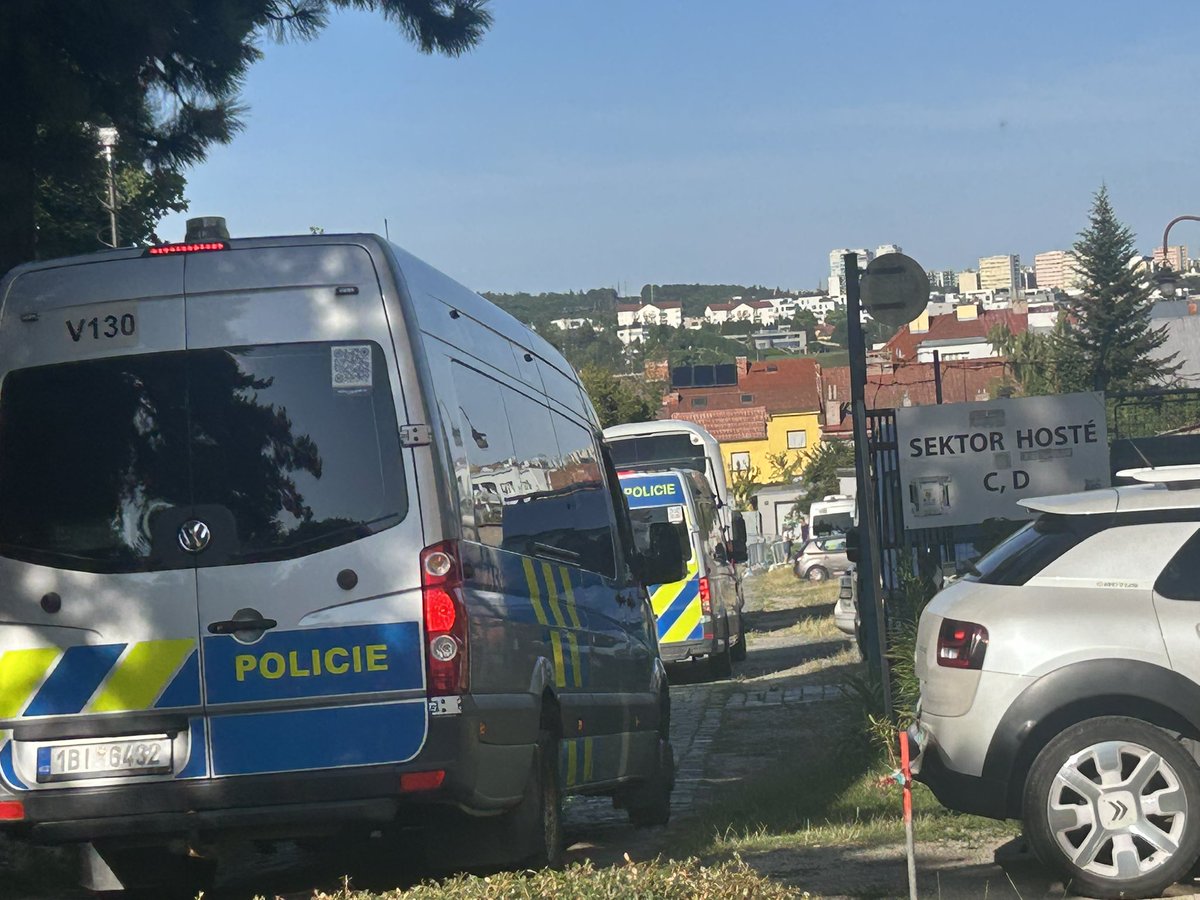 vlagajdosik's tweet photo. V Brně se dnes hraje první zápas fotbalové první ligy v sezóně, domácí Zbrojovka se na stadionu na Srbské utká se Spartou Praha. Fanoušci obou týmům se scházejí, policie je v pohotovosti. Je vyprodáno. @iROZHLAScz @iRozhlasJVM @Radiozurnal1 https://t.co/icsQ6Q9tTl