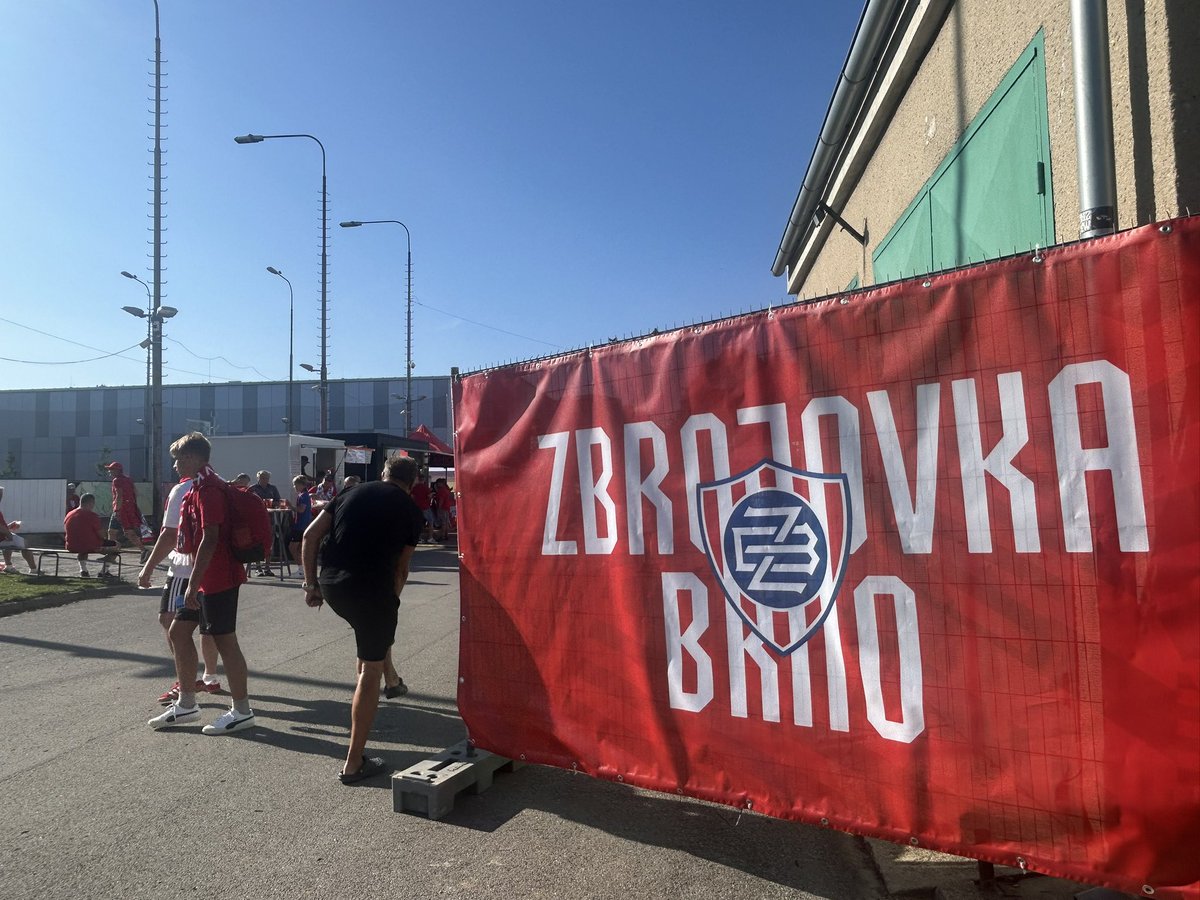 vlagajdosik's tweet photo. V Brně se dnes hraje první zápas fotbalové první ligy v sezóně, domácí Zbrojovka se na stadionu na Srbské utká se Spartou Praha. Fanoušci obou týmům se scházejí, policie je v pohotovosti. Je vyprodáno. @iROZHLAScz @iRozhlasJVM @Radiozurnal1 https://t.co/icsQ6Q9tTl