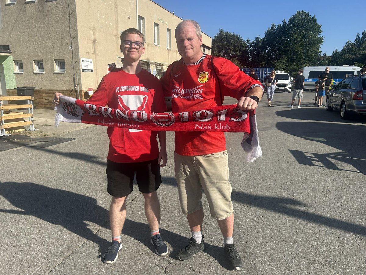 vlagajdosik's tweet photo. V Brně se dnes hraje první zápas fotbalové první ligy v sezóně, domácí Zbrojovka se na stadionu na Srbské utká se Spartou Praha. Fanoušci obou týmům se scházejí, policie je v pohotovosti. Je vyprodáno. @iROZHLAScz @iRozhlasJVM @Radiozurnal1 https://t.co/icsQ6Q9tTl