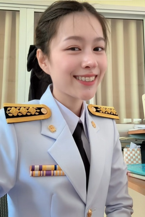 AkashMuthal19's tweet photo. โลกนี้มีอะไรให้ตกหลุมรักอีกเยอะ เช่น ครู🤪🤍 https://t.co/crhQ4vcdJU