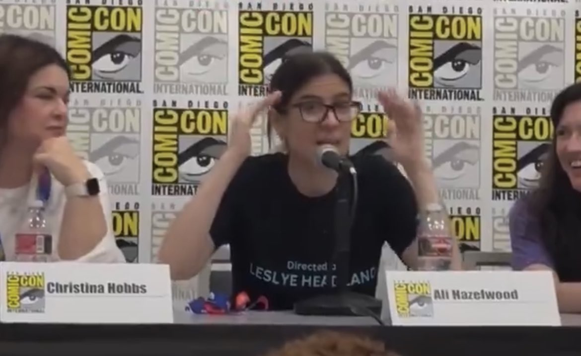 sw_holocron's tweet photo. THE LOVE HYPOTHESIS author Ali Hazelwood is wearing a “Directed by Leslye Headland” shirt at #SDCC.

The Love Hypothesis is a new film that adapts Hazelwood’s book, which was a reworked piece of Reylo fan fiction. Tom Bateman (Daisy Ridley’s real husband) stars in the film. https://t.co/DFFTJoWR7g