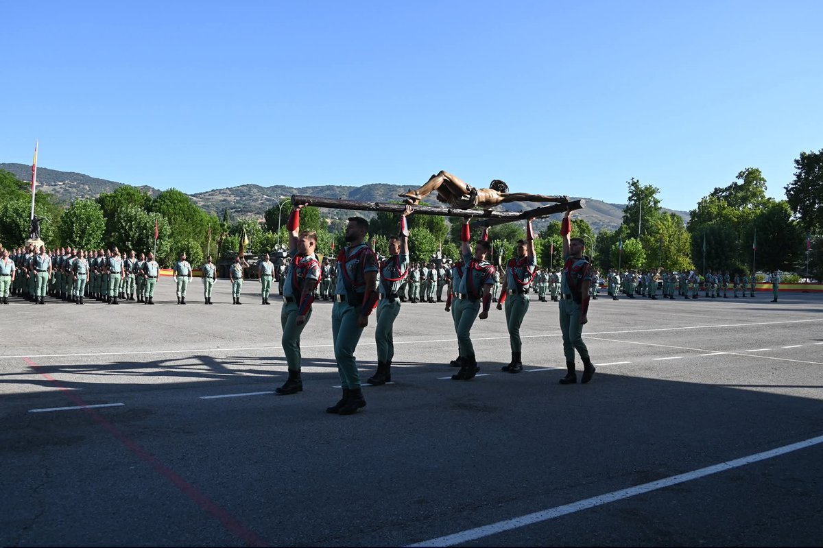 FUTER_ET's tweet photo. El Grupo de Caballería Ligero Acorazado 'Reyes Católicos' II de #lalegion celebró la festividad de su patrón, Santiago Apóstol, con un solemne acto celebrado en el Acuartelamiento 'Montejaque', en Ronda (Málaga), presidido por el general jefe de la #BRILEG.
#SomostuEjército https://t.co/5ENCUiODTq