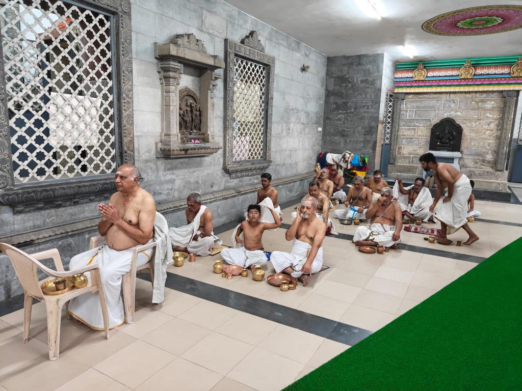 VedaGhosham's tweet photo. A sight 👁️ which probably we see nowhere in the world 🌎 So many people together in a temple doing 71st continuous #SamashtiSandhyavandanam (Group Sandhya) which our Veda Ghosham students do each Saturday in Coimbatore. 

A sight 👀 to behold and be proud of. Every nook and corner we have Pravacahans, Bhajans etc but seeing people doing Sandhyavandanam together in one place that too in a temple 🛕 is something unique to Veda Ghosham. We have initiated this so that the people who come to temple skipping their Nitya Sandhya at home get reminded of their duty. Also we get immense punya by doing Gayatri japa in temple. How many people skip their Nityakarma when they go out ? Many....🛵

Veda Ghosham has transformed so many lives. Every Veda Ghosham student carries Sandhya vessels with him & does Sandhya 🌞whenever he goes. Kudos to the Coimbatore Veda Ghosham team who are steadily building a Sandhya Upasaka base in Coimbatore. Delhi VG team is also picking up. Want to join us 👇🏼 speak to 

Sri Ganesan for Coimbatore 📞 +91 98332 32280 
Sri Vignesh for Delhi 📞 +91 99991 96443 @Vigneshses 

📔What's guiding them ? Our new Sandhyavandanam book which gives detailed guidance on the performance of the ritual with pics
Order here your copy👇🏼
🌐 📔📔📔📔 
https://t.co/Hp500GzoQx 📔

#WeAreVedaGhosham #Sandhyavandanam #VedicBharat  #daretodosandhyavandanaintemple  #daretodoit