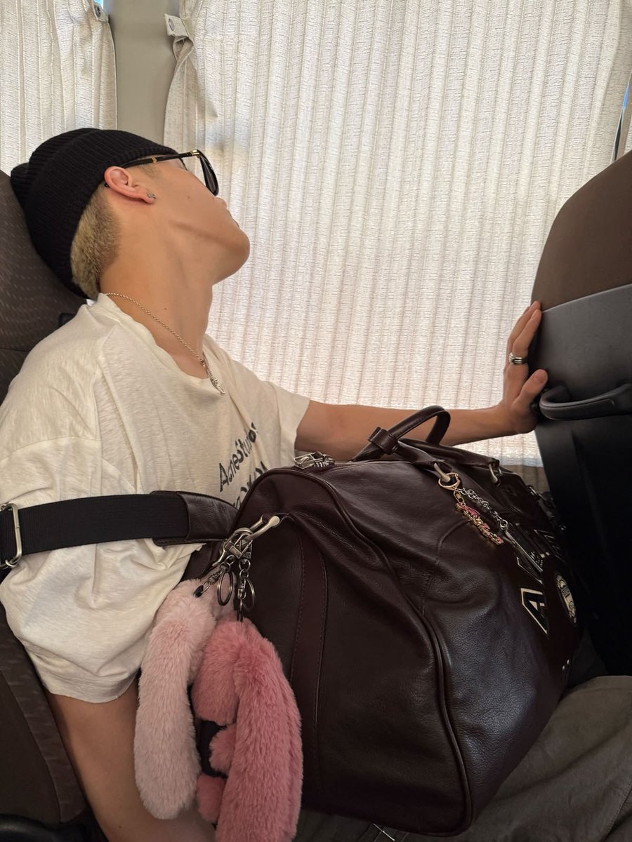 luneisk's tweet photo. whole house sleepy as hell https://t.co/VPj4P7uuQH