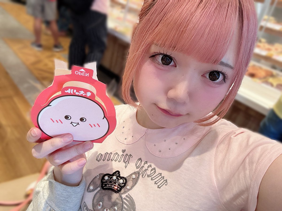 Cure_Nobara's tweet photo. ろぐあ！
乾杯チェキぽんなどありがとうございました♥ 予告なしにきたよーで天使衣装見てもらえて嬉しかったり東京旅行の計画聞いてもらったり👼🏻💕スプラトゥーン爆語りさせてもらったり＜:3ミ🎶
楽しかったです♩つぎ今日います❕

⬇️はじめてお店でもっちゅりんを見つけた(遅) https://t.co/NJ9k1qyAue