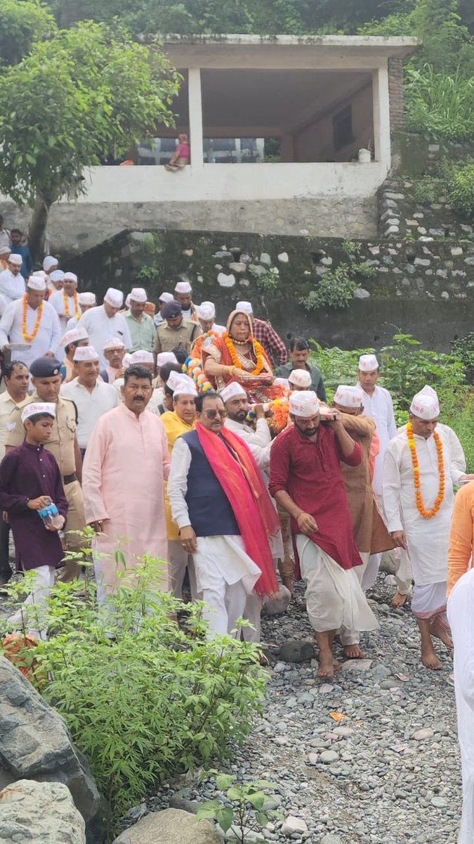 AjaybhattBJP4UK's tweet photo. आज अपने संसदीय क्षेत्र नैनीताल के काठगोदाम स्थित पावन चित्राशिला घाट,रानीबाग में द्वाराहाट से  श्री कत्यूरी देवता बैसी आयोजन समिति द्वारा आयोजित महा स्नान कार्यक्रम में सम्मिलित होकर श्रद्धालुओं के साथ आस्था के इस दिव्य आयोजन का साक्षी बनने का सौभाग्य प्राप्त हुआ। https://t.co/sMxiy2Kw1G