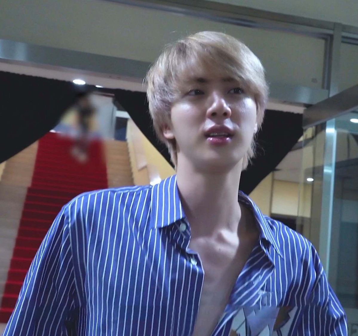 ninijin92's tweet photo. That long neck has me speechless. https://t.co/7QpUHoylBU