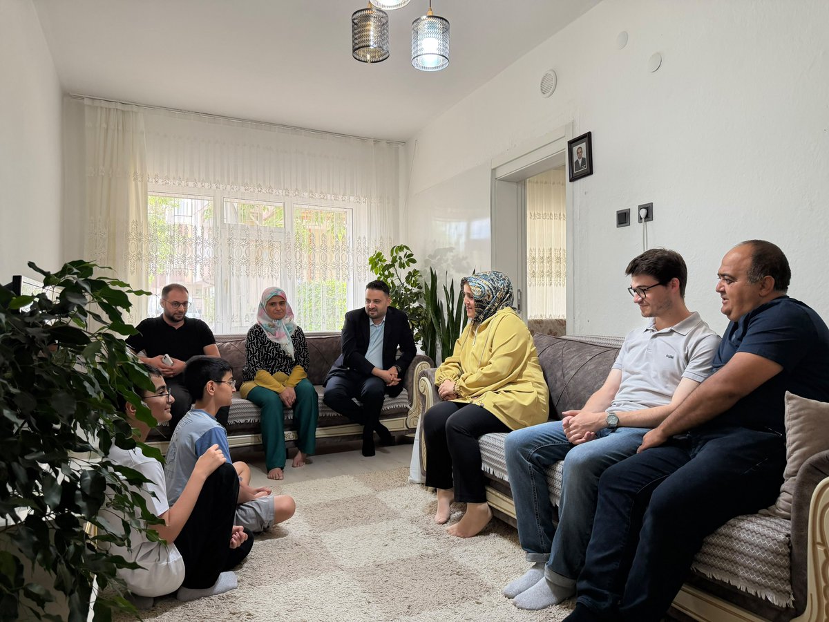 av_mfa's tweet photo. 📍 Gönül Kapısı

Ev ev, hane hane, hemşehrilerimize misafir olmaya gönül kapılarını çalmaya devam ediyoruz. Biz Recep Tayyip Erdoğan’dan bunu gördük. 

Bizlere evlerini ve gönüllerini açan, güler yüzleri ile bizleri ağırlayan tüm hemşehrilerimize yürekten teşekkür ediyorum.

@abuyukgumus 
@ahmetcolakoglu0 
@HaktanOmeroglu 
@OmerOBDebgici