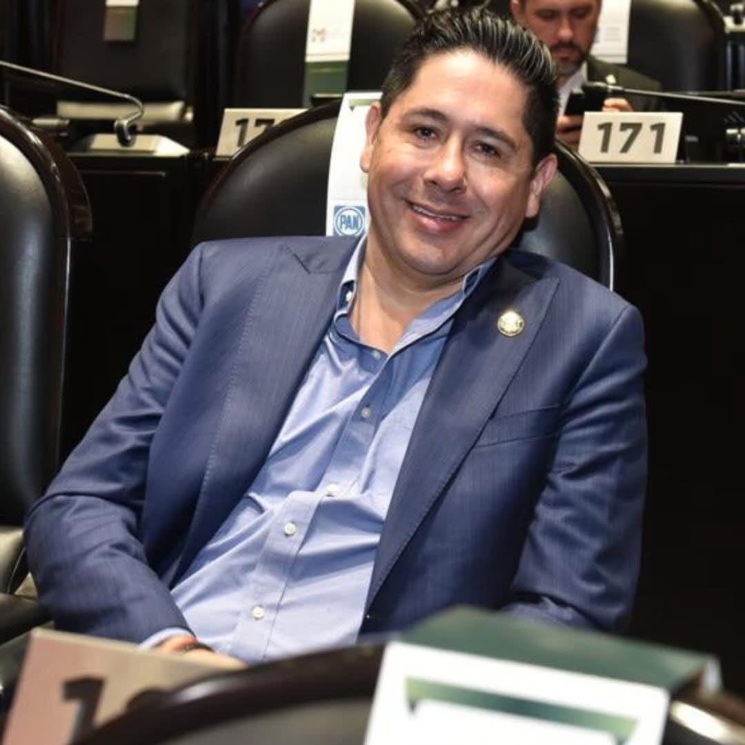 JorgeRoHe's tweet photo. ¡Feliz cumpleaños, querido amigo @LuisSerratoC! 

Que este nuevo año te traiga grandes alegrías, nuevos retos y muchos motivos para seguir sonriendo. Seguiremos defiendo a México. 🇲🇽

¡Disfruta mucho tu día, abrazo! https://t.co/WZvBpAXSry