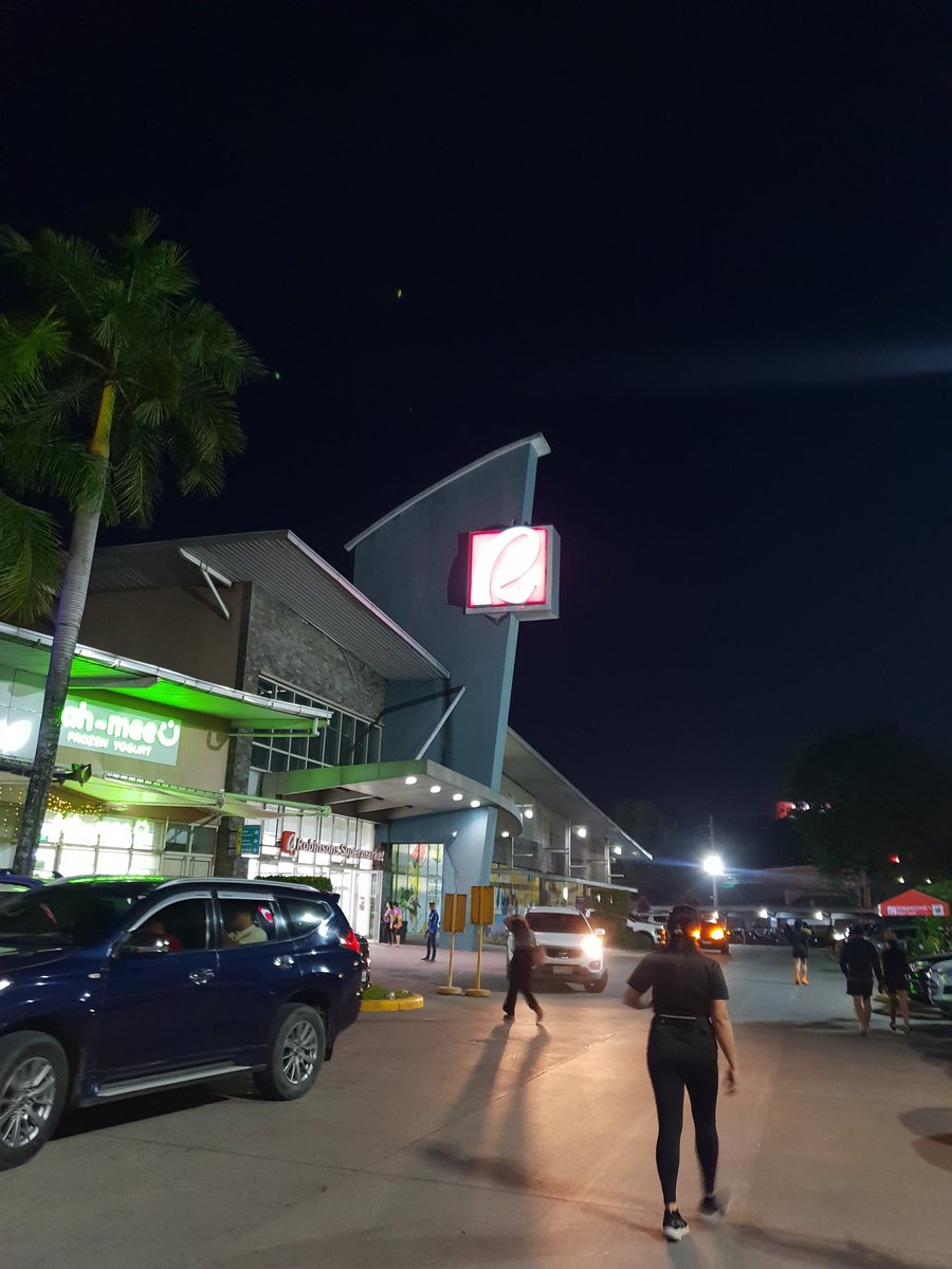 _keepgoingx's tweet photo. Another day, another night of walking https://t.co/LVpqpdjRmT