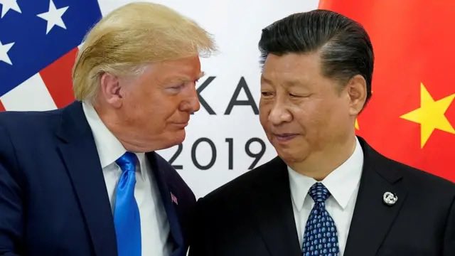 SatoshiWhoTF's tweet photo. Çin’in Nükleer Hamlesi Dünyanın Güç Dengelerini Sessizce Değiştiriyor.

Donald Trump’ın “Çin nükleer enerjide çok büyüyor” açıklaması ilk bakışta sıradan bir siyasi mesaj gibi görünebilir. 

Ancak bana göre bu açıklamanın arkasında çok daha büyük bir tablo var. 

Çünkü artık ülkeler sadece yapay zekâda, çip üretiminde veya ticarette değil, bu teknolojileri ayakta tutacak enerji altyapısında da yarışıyor.

Çin son yıllarda nükleer enerji yatırımlarını hızlandırarak sadece daha fazla elektrik üretmeyi değil, yapay zekâ veri merkezlerini, elektrikli araç üretimini ve dev sanayisini uzun yıllar boyunca düşük maliyetli enerjiyle desteklemeyi hedefliyor. 

İşte Trump’ın dikkat çektiği nokta da tam olarak bu.

Trump neden özellikle Çin’in nükleer enerjisini gündeme taşıdı ?

Çünkü enerji artık ekonomik gücün temel unsurlarından biri haline geldi. 

Enerji maliyetini düşüren ülkeler üretimde, ihracatta ve teknolojide ciddi avantaj elde ediyor. 

Çin de bu avantajı uzun vadeli yatırımlarla oluşturmaya çalışıyor.

Bu gelişme piyasaları etkiler mi ?

Evet. 

Nükleer yatırımların hızlanması uranyum talebini, enerji şirketlerini ve sanayi üretim maliyetlerini doğrudan etkileyebilir. 

Aynı zamanda yapay zekâ ve yüksek teknoloji yatırımlarının önünü açabilecek stratejik bir gelişme olarak görülüyor.

Bana göre bu konu sadece enerjiyle ilgili değil. Çin bugün kurduğu enerji altyapısıyla önümüzdeki 20-30 yılın ekonomik gücünü inşa ediyor. 

Geleceğin kazananı sadece en gelişmiş teknolojiyi üreten ülke değil, o teknolojiyi en düşük maliyetle ve kesintisiz çalıştırabilecek enerji altyapısını kuran ülke olacak. 

Trump’ın açıklamasının asıl mesajı da tam olarak burada yatıyor.

Sonuç olarak bana göre önümüzdeki yıllarda ülkelerin gerçek gücü sadece sahip oldukları teknolojiyle değil, o teknolojiyi besleyecek enerji kapasitesiyle ölçülecek. 

Çin’in attığı nükleer adımlar da tam olarak bu nedenle dikkatle takip edilmeli. Bugün sessiz ilerleyen bu yarış, yarının ekonomik ve jeopolitik dengelerini belirleyebilir.