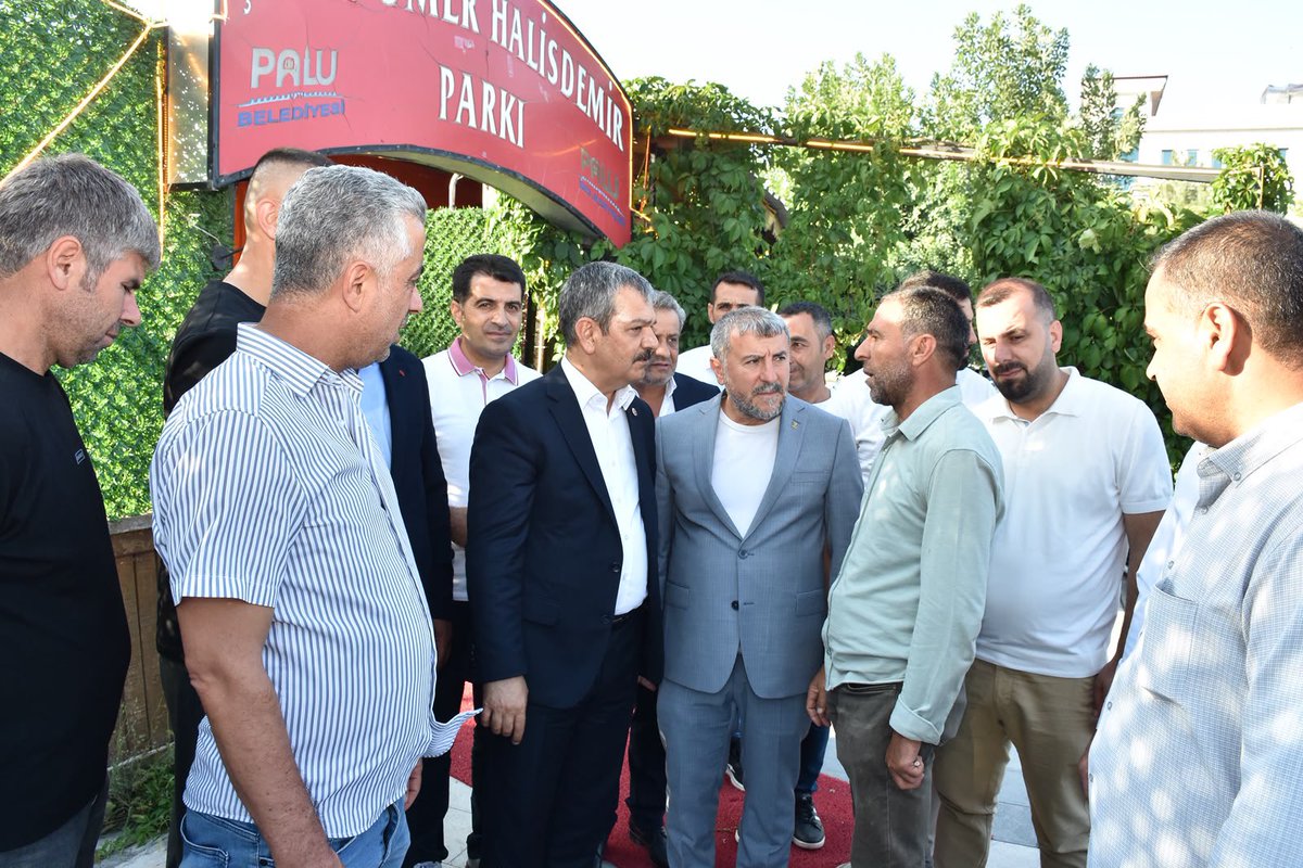 erolkeles23's tweet photo. ❝Esnaf; alın terinin bereketi, muhabbetin samimiyetle açılan kapısıdır.❞
📍Palu | Esnaf Ziyareti

AK Parti İl Başkan Yardımcımız ve Sosyal Politikalar Başkanımız Sayın Nurullah Yıldız, İl Yönetim Kurulu Üyemiz Sayın Miraç Karacimşit, Palu İlçe Başkanımız Sayın Murat Yıldırım ve beraberimizdeki heyet ile birlikte;

Palu’da esnaflarımızı ve vatandaşlarımızı ziyaret ederek samimi sohbetler gerçekleştirdik, taleplerini dinledik, gönül gönüle bir buluşma yaşadık.

İçten karşılamaları için tüm hemşehrilerimize teşekkür ediyor, esnaflarımıza hayırlı ve bereketli kazançlar diliyorum.

@Akparti @RTErdogan @abuyukgumus