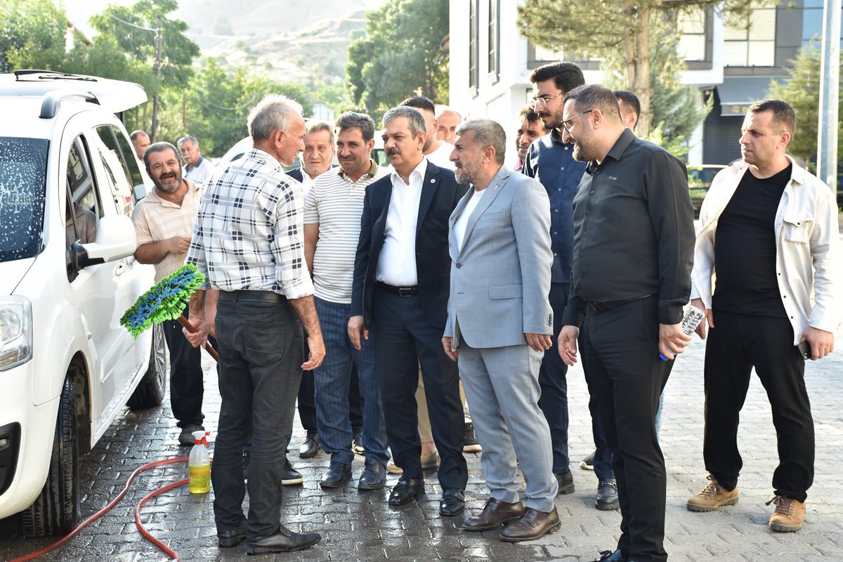 erolkeles23's tweet photo. ❝Esnaf; alın terinin bereketi, muhabbetin samimiyetle açılan kapısıdır.❞
📍Palu | Esnaf Ziyareti

AK Parti İl Başkan Yardımcımız ve Sosyal Politikalar Başkanımız Sayın Nurullah Yıldız, İl Yönetim Kurulu Üyemiz Sayın Miraç Karacimşit, Palu İlçe Başkanımız Sayın Murat Yıldırım ve beraberimizdeki heyet ile birlikte;

Palu’da esnaflarımızı ve vatandaşlarımızı ziyaret ederek samimi sohbetler gerçekleştirdik, taleplerini dinledik, gönül gönüle bir buluşma yaşadık.

İçten karşılamaları için tüm hemşehrilerimize teşekkür ediyor, esnaflarımıza hayırlı ve bereketli kazançlar diliyorum.

@Akparti @RTErdogan @abuyukgumus