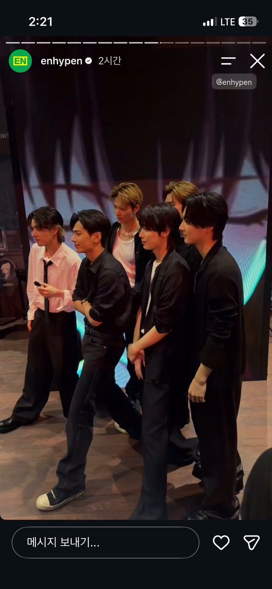 zvnijkS2's tweet photo. 다리 쫑나길어 https://t.co/WdOzlNw5Pa
