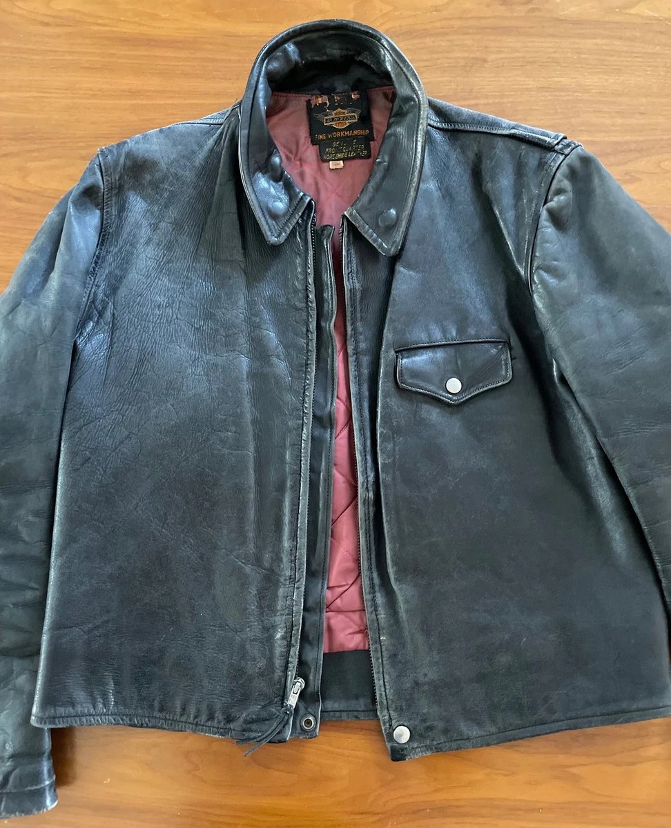 whatisyewearing's tweet photo. YE’S PERSONAL 1950S HARLEY DAVIDSON “TRAVELER” LEATHER JACKET THAT HE BOUGHT ON ETSY FOR $2000 https://t.co/223gBhq9DY