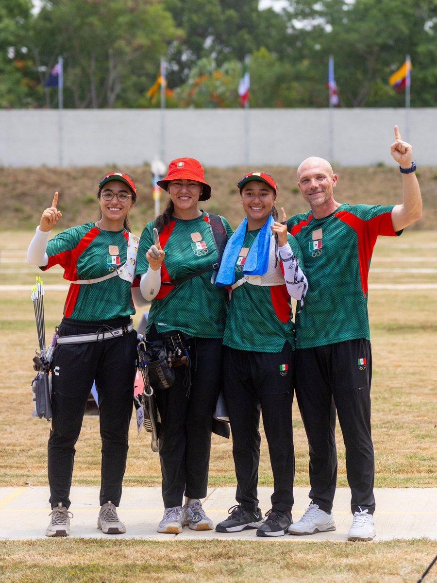 PanamSports's tweet photo. México se lleva el ORO en el recurvo femenil por equipos 🥇🇲🇽

Ana Vázquez, Alejandra Valencia y Ángela Ruiz dominaron la final y vencieron 5-1 a Colombia en los Juegos Centroamericanos y del Caribe Santo Domingo 2026

El mismo trío que ya sabe lo que es subir a un podio olímpico y fueron bronce en París 2024

#PanamSports #SantoDomingo2026