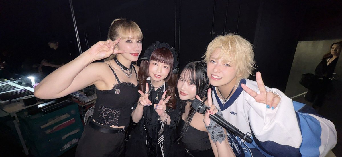 NamiTamaki0601's tweet photo. #HSPARTY2026
 改めて本当にありがとうございました！
e-ZUKAさん率いるバンドメンバーの皆様の演奏で歌えたこと、尊敬する大先輩方、後輩の皆とご一緒できた事、熱いお客様のお蔭様で最高のパーティーでした🔥
男性楽屋では先輩達の優しさで女王様のように撮らせて頂きました🤣
またお会いしましょう https://t.co/y2E3BYKhbX