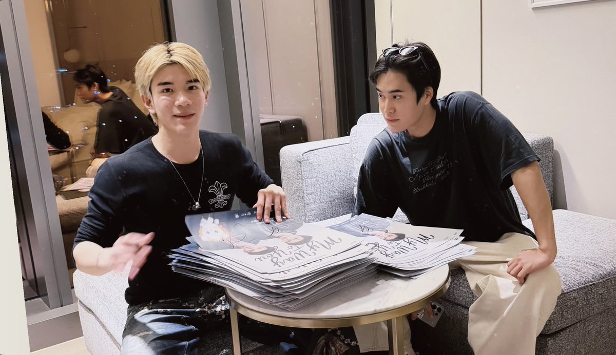 nookhong's tweet photo. หนูเซ็นโปสเตอร์ก่อนลู้ก มองเค้าอยู่นั่น🙂‍↔️
#Gemini_NT https://t.co/ighfMy3uaD
