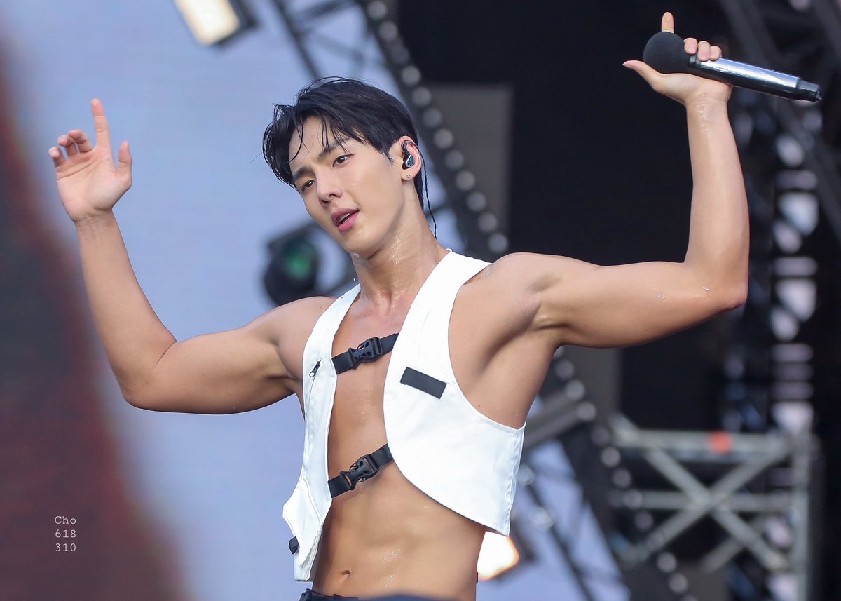 babylonjae's tweet photo. 260725 #SHOWNU #MONSTAX #abs #arms #armpit https://t.co/Wp4WVFVXWI