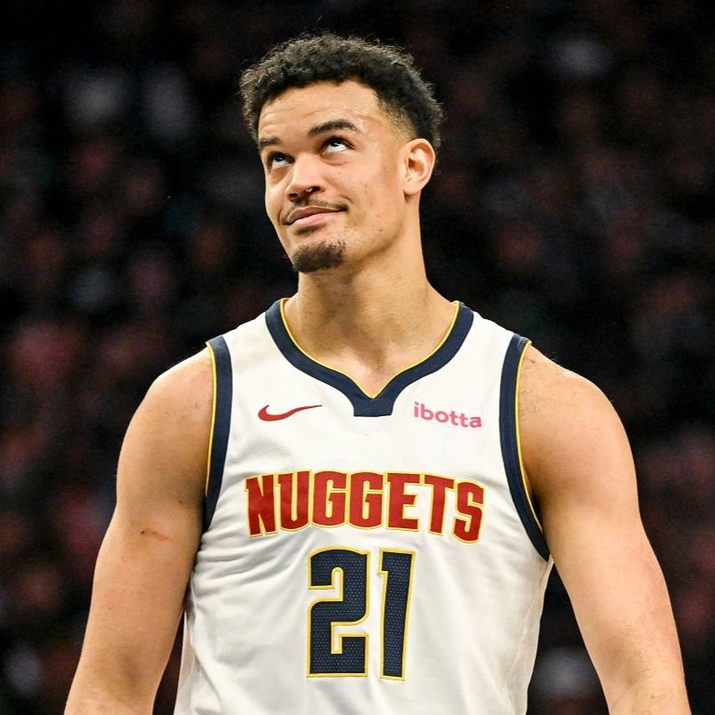 NBAdabad's tweet photo. 🚨 ATENÇÃO:

O Oklahoma City Thunder ofereceu um contrato de US$ 12 milhões por 2 anos ao ala Spencer Jones, que é free agent restrito.

O Denver Nuggets agora terá a chance de igualar a oferta pra não perder o jogador.

🗞️ @MikeAScotto https://t.co/qlYo5dgfDU