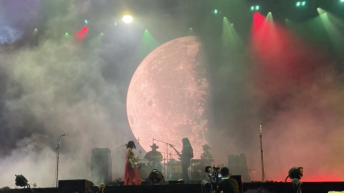 syrup721's tweet photo. KHRUANGBINよかった！
月の満ち欠けになぞらえたストーリー仕立ての緩急ある曲構成にジワジワ系の真骨頂をみた
月が満ちてからのゴリゴリファンクネスで幸福度MAX！
時が経��のをわすれてラストまで完全に魅入ってしまっていた
ありがと��、どの瞬間も絵になる https://t.co/aNor5oTXLq