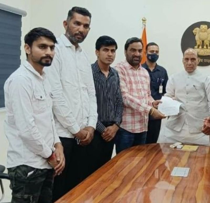 BAJP_INDIA's tweet photo. कॉकरोच जनता पार्टी की मांगे मांग ली गयी है लेकिन 4 साल से संघर्ष करते आ रहें देशसेवा की चाहत रखने वाले नौजवानो से रक्षा मंत्री राजनाथ सिंह द्वारा किये गए वादे पुरे कब किये जायेंगे। https://t.co/HwDucRFO1l