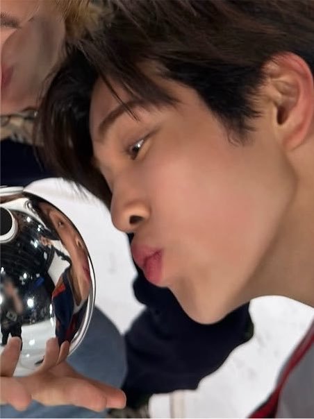 geonholik's tweet photo. okay we get it you love trophies😞🤏💕 https://t.co/v5w4CCc8wl