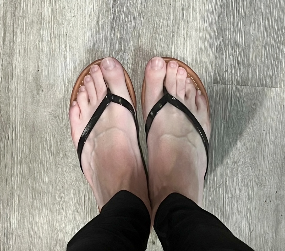 danglingtoes1's tweet photo. What’s your favorite angle toes or soles? https://t.co/tyICBu8aD9
