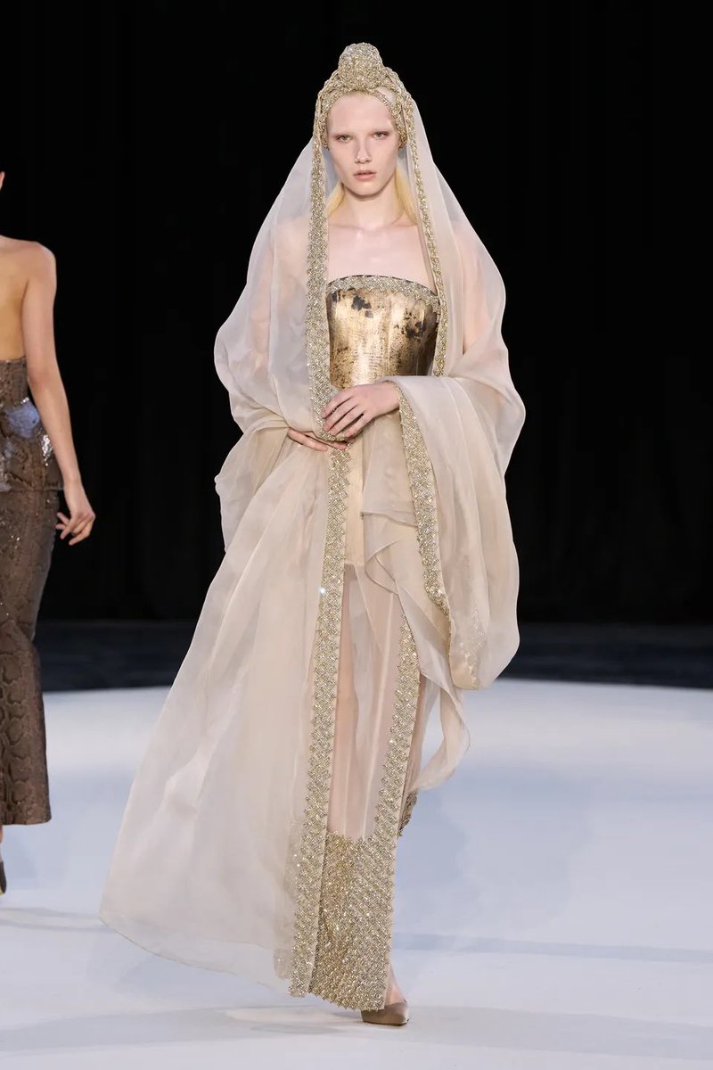 ship_gq's tweet photo. Oxidised iron corset wrapped in soft beige organza, the artistry of Ashi Studio Couture fw26 🥹 https://t.co/tZyBUovJgk