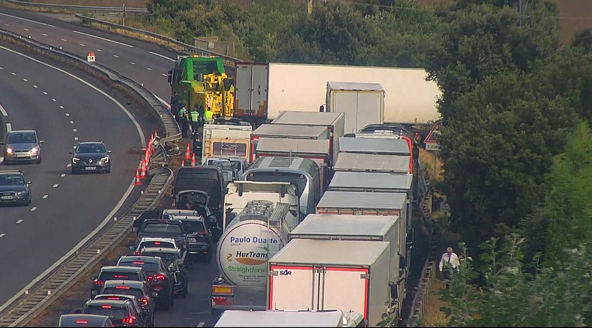 A9Trafic's tweet photo. ⚠️ 18h27 : sur #A54 L'intervention du dépanneur est en cours pour permettre de déplacer le camion accidenté et rétablir une voie de circulation dans les meilleurs délais. #Accident #InfoTrafic #A9 https://t.co/Bft3CjOSQY