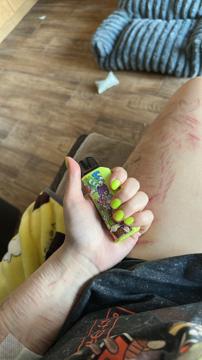 diewithasmilex0's tweet photo. Nail polish is kinda weird lol I mean consistency https://t.co/aZWnZ5DXQ9