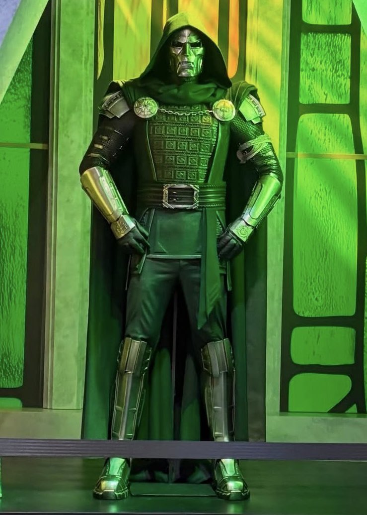 AvengersUpdated's tweet photo. Doctor Doom’s costume from ‘AVENGERS: DOOMSDAY’ is now on display at #SDCC. https://t.co/n5nXeutR5O