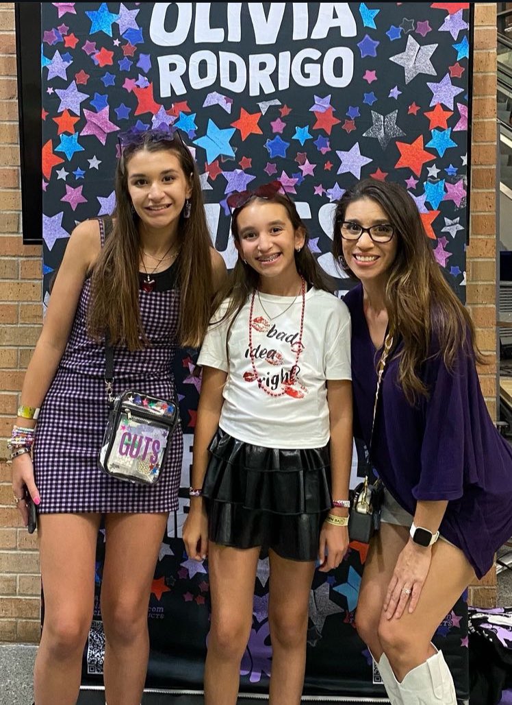 soclosetoguts's tweet photo. Hi! If anyone knows someone/has extra passes to olivia Rodrigo ACL live pleaseee let me know!!! I’ve been following olivia’s journey since the beginning and I’d love to go see her with my sis for her birthday !! 💓💓 https://t.co/jSOvhP27KM