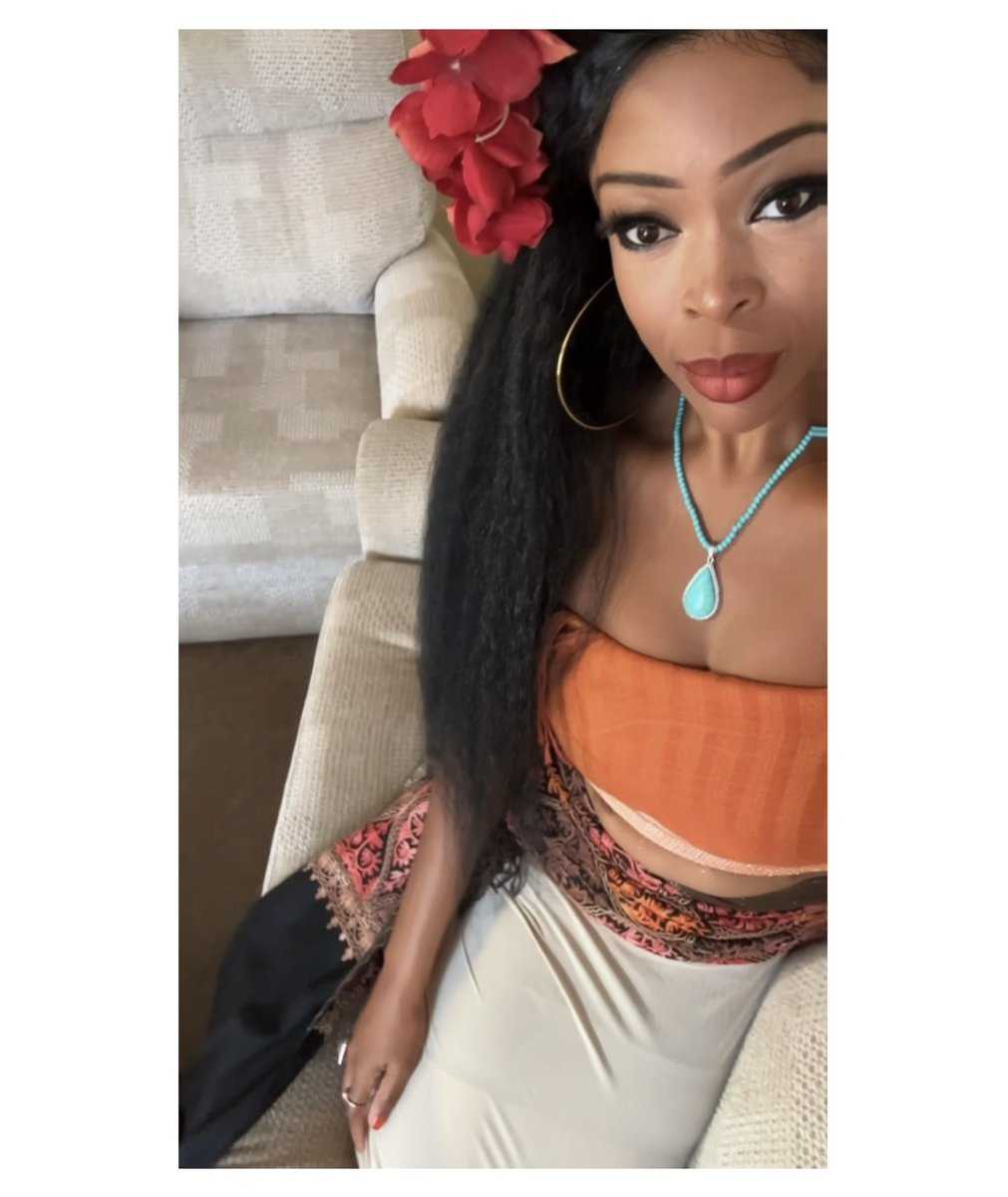 Naijella1986's tweet photo. It takes so much courage to go around on public transport dressed up as a #DisneyPrincess/in #Cosplay, but it is so worth it to see the joy it brings to children’s faces. Every child I bumped into at the cinema even those who were not going to see #Moana, were in awe of my costume. The joy it brings to children is so rewarding, I remember picking my nieces up from Saturday school years back, dressed up as a #Elsa and the kids screaming ‘That lady is Elsa’