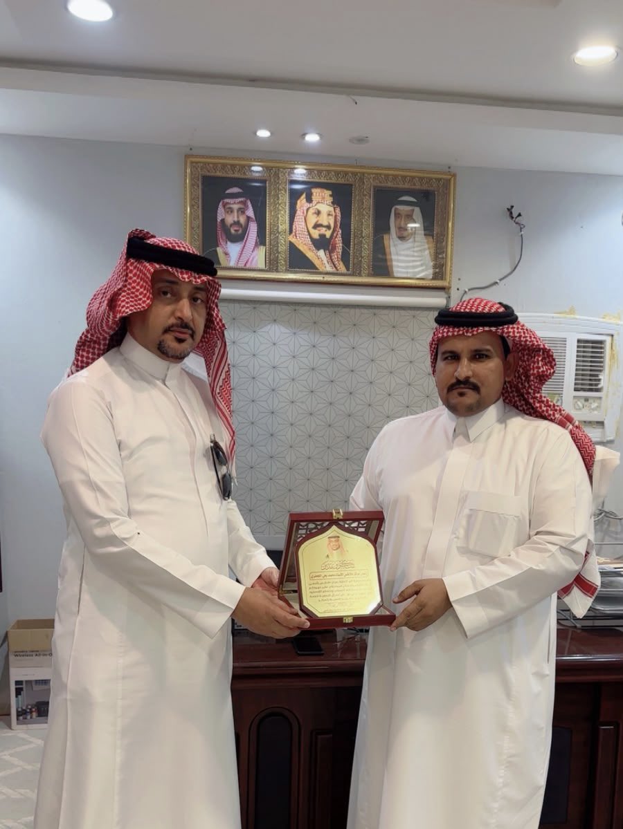 ber_malatas's tweet photo. قام رئيس مركز ملاطس الأستاذ محمد الجعفري بزياره لجمعية البر الاهليه بمركز ملاطس اطلع من خلاله على عرض موجزاً عن أبرز أعمال الجمعيه ومشروعاتها التي تهدف لخدمه الأسر المحتاجه لخدمات الجمعيه بالاضافه للمبادرات التنمويه التي تنفذها لخدمه المجتمع المحلي. وفي ختام الزياره  شكر رئيس وأعضاء الجمعيه رئيس المركز على زيارته ودعمه المتواصل لانشطه الجمعيه.