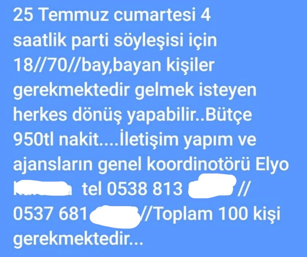 sokakkedisitv's tweet photo. 🔴 #SONDAKİKA | BirGün muhabiri Ebru Çelik, kendisine gelen bir mesaj üzerine figüran olarak kayıt yaptırıp Kemal Kılıçdaroğlu’nun rozet törenine katıldığını aktardı.

Çelik’in haberine göre, Kemal Kılıçdaroğlu’nun İstanbul’da katıldığı CHP üye katılım törenine, üç farklı cast ajansı aracılığıyla kişi başı 950 TL karşılığında yüzlerce figüran getirilmiş.

Haberde, figüranların sabah Trump AVM önünde toplanarak yaklaşık 20 servisle Rauf Denktaş Kültür Merkezi’ne götürüldüğü, aralarında işsizler, emekliler, atanamayan öğretmenler ile İran, Özbekistan ve Mısır uyruklu kişilerin de bulunduğu iddia edildi.

Ayrıca etkinlik öncesinde figüranlara hangi sloganları atacakları ve ne zaman alkışlayacakları konusunda prova yaptırıldığı, bazı kişilere CHP Gençlik Kolları yelekleri giydirildiği ve konuşmalar sırasında alkış ile sloganların cast direktörleri tarafından yönlendirildiği öne sürüldü.

Haberde, bazı figüranların siyasi amaçla değil ücret karşılığında geldiklerini söylediği, etkinlik boyunca salondan çıkışlara izin verilmediği ve konuşmaların ardından figüranların ücretlerini almak üzere ajans ofisine götürüldüğü iddia edildi.