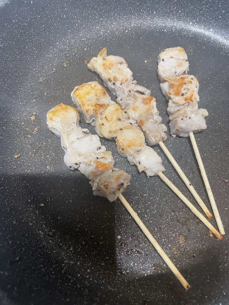 MamaObento's tweet photo. #晩ごはん
7/24 
息子と２人のお夕飯でした🥢
OKストアの冷凍焼き鳥を
塩コショウ味とタレ味で焼き
焼き鳥丼にしました。
塩コショウ味の方が少ないんだけど
たまに当たる塩味がいいアクセントになりました😋
サイドは卵焼きと小松菜のおひたし
金平ごぼうでした。 https://t.co/5m88HdW8k9
