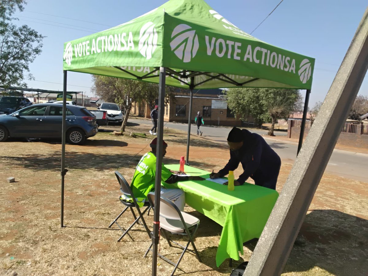 Nichola90735234's tweet photo. ActionSA Mogale City Ward 36 Councilor Candidate Lwando had membership drive.  Less warawara more action. 

Only ActionSA can fix Mogale City 
@Funzi_Ngobeni 
@EvelynMondlana 
@ActionSA_GP https://t.co/aY3xfYht9j