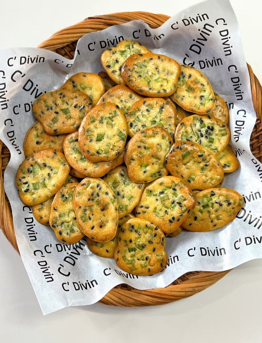 mrahal78's tweet photo. Just grabbed these crispy seaweed sesame crackers—crunchy, savory, and perfect for munching while I work. Who else needs a tiny snack pick-me-up today https://t.co/HnLbYp7bbB