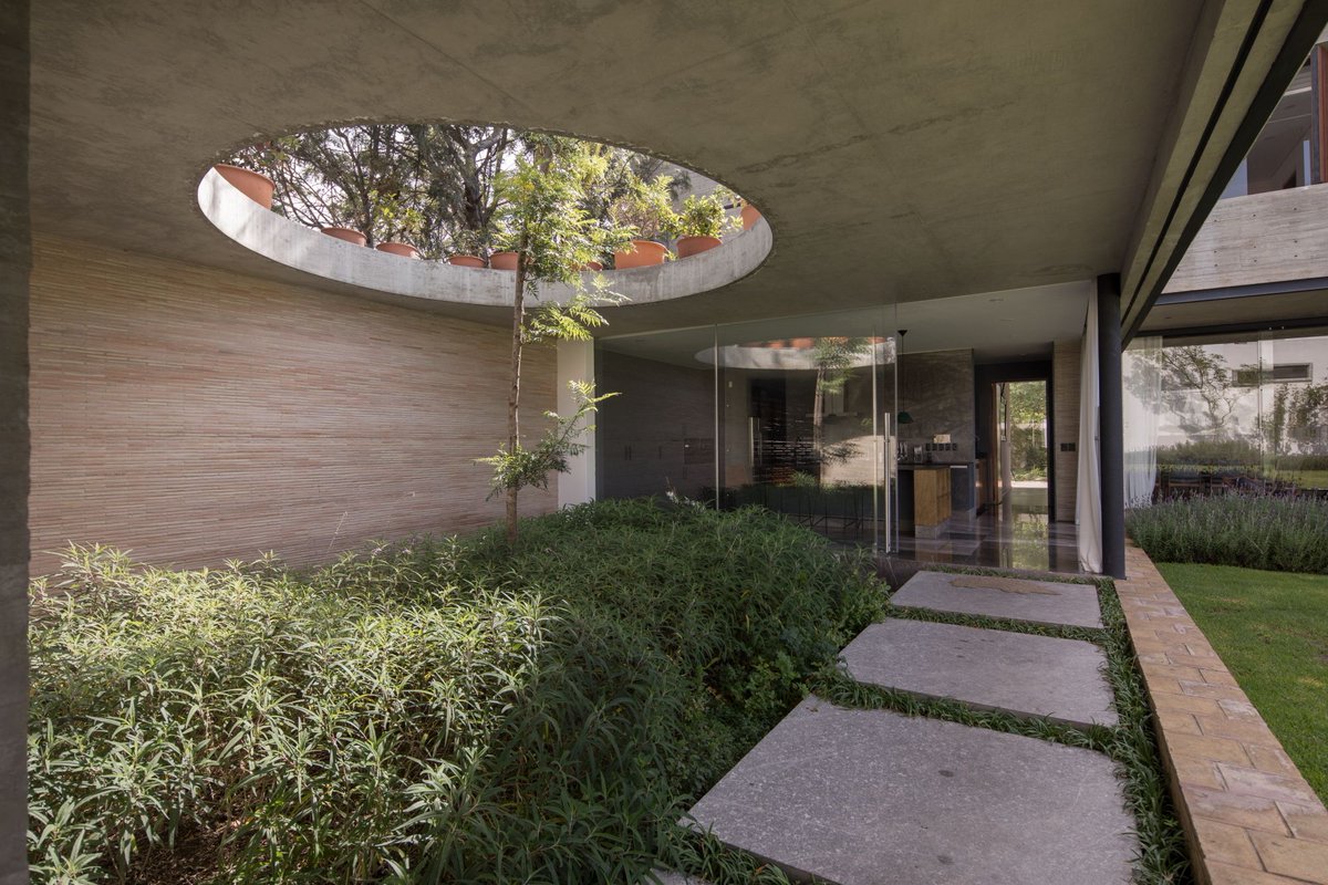 rdlparquitectos's tweet photo. Casa Puebla I 2017 I Patio I Unifamiliar I Puebla I Foto: @ideacubica I #arquitectura #diseño #unifamiliar #residencial #puebla #mexico #rdlparquitectos #rdlp #arquitecturamexico #arquitecturamexicana https://t.co/zfNCOc265D